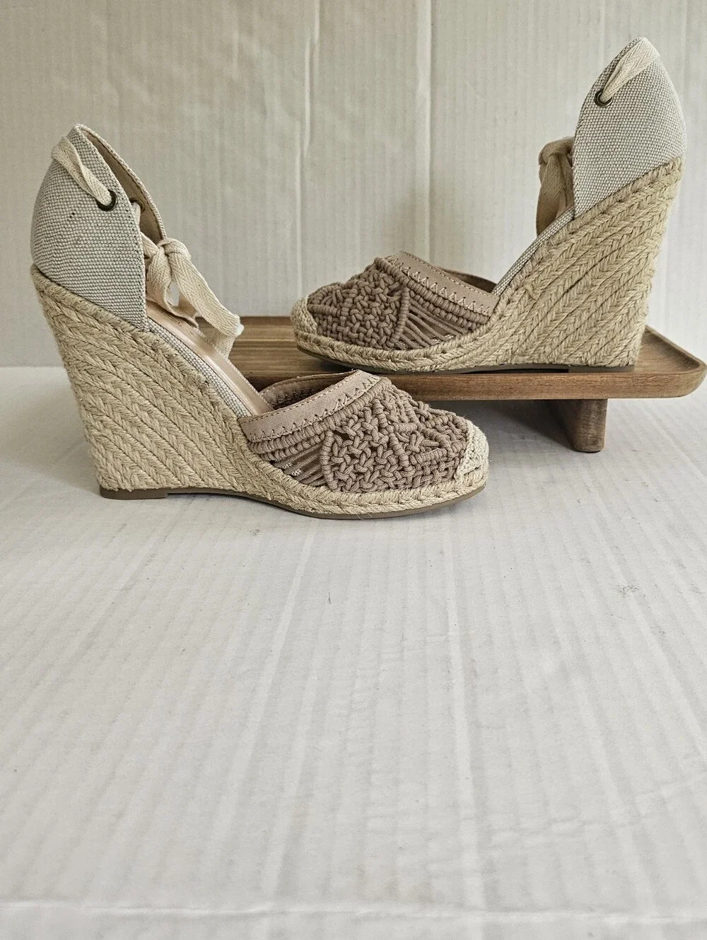 Shoe Dazzle Connee Espadrille Wedges Size 9 Crochet Tan Ankle Tie 4.5 Inch Heel
